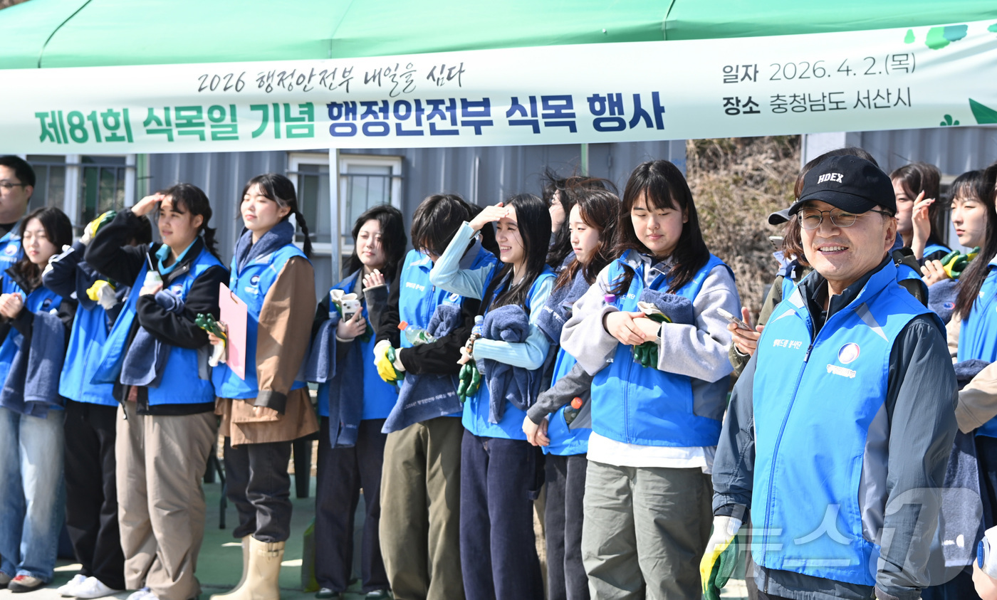 (서울=뉴스1) = 김광용 행정안전부 재난안전관리본부장이 2일 충남 서산시 일원에서 열린 '2026 행정안전부의 내일을 심다' 식목일 행사에 참여해 직원, 청년 인턴들과 나무심기를 …