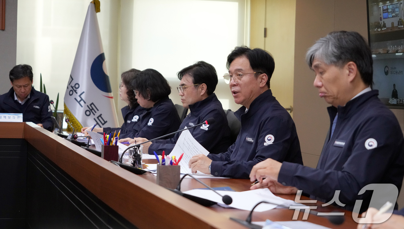 (서울=뉴스1) = 김영훈 고용노동부 장관이 2일 오후 중구 서울지방고용노동청에서 중동전쟁 대응 제1차 비상고용노동 상황점검회의를 주재하고 있다. (고용노동부 제공. 재판매 및 D …