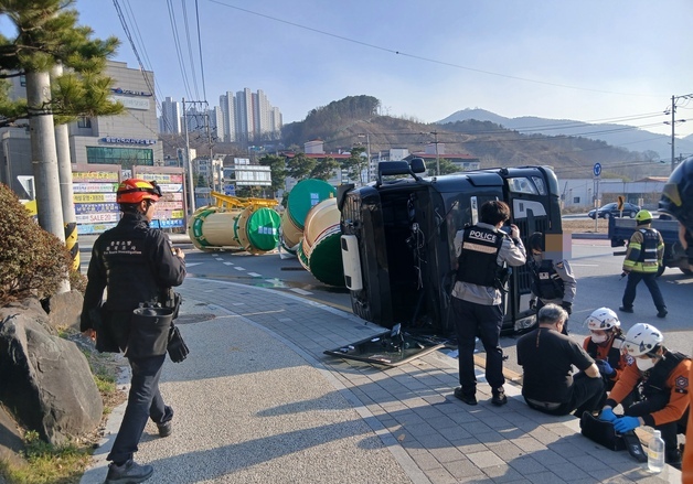 충북 진천서 트레일러 전도…인명피해 없어