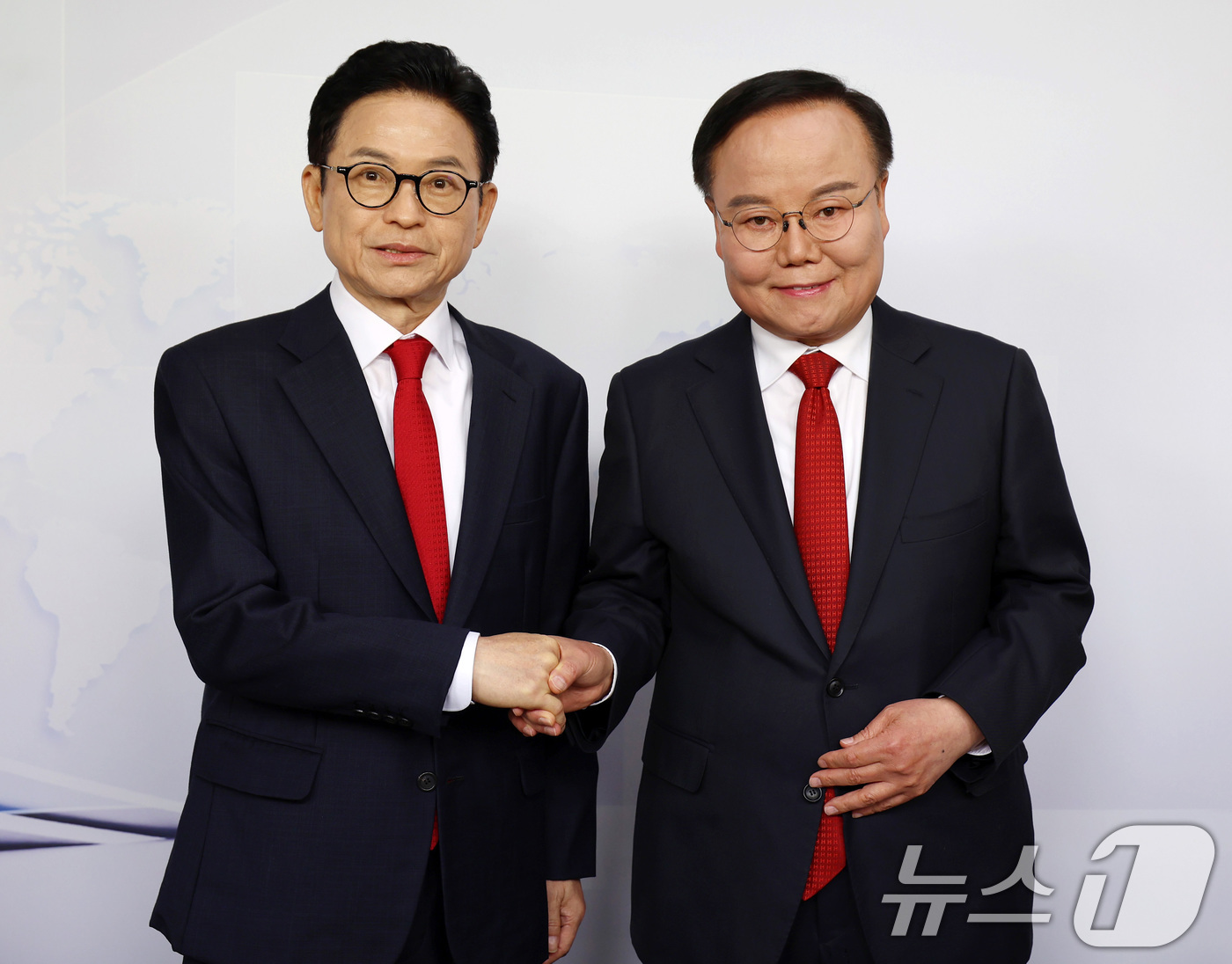 (대구=뉴스1) 공정식 기자 = 2일 대구 중구 매일신문 스튜디오에서 열린 '6·3 지방선거 국민의힘 경북도지사 경선 비전 토론회'에서 이철우 후보(왼쪽)와 김재원 후보가 토론에 …