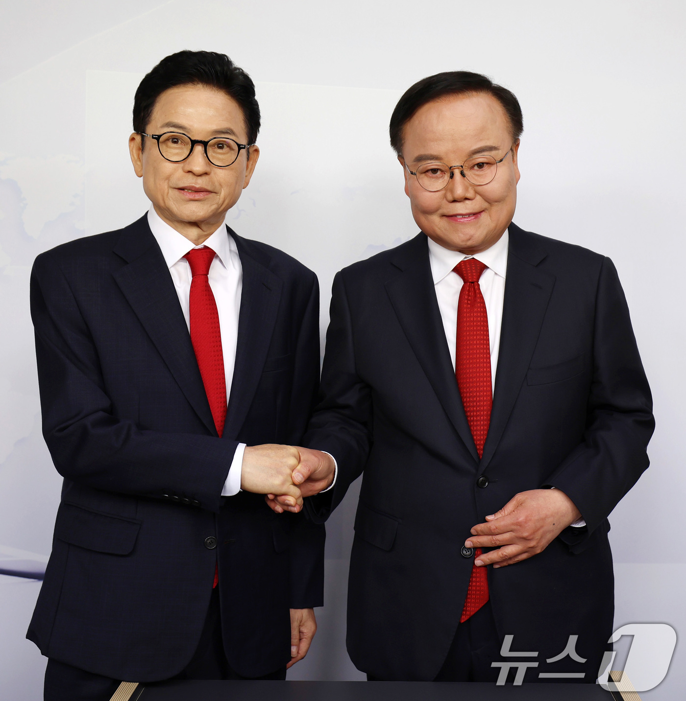 (대구=뉴스1) 공정식 기자 = 2일 대구 중구 매일신문 스튜디오에서 열린 '6·3 지방선거 국민의힘 경북도지사 경선 비전 토론회'에서 이철우 후보(왼쪽)와 김재원 후보가 토론에 …