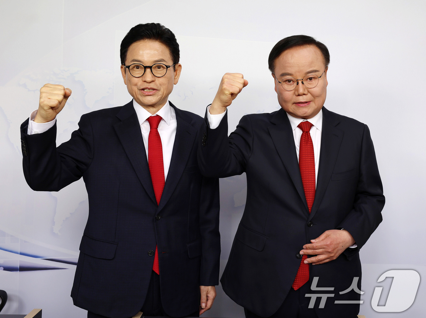 (대구=뉴스1) 공정식 기자 = 2일 대구 중구 매일신문 스튜디오에서 열린 '6·3 지방선거 국민의힘 경북도지사 경선 비전 토론회'에서 이철우 후보(왼쪽)와 김재원 후보가 토론에 …