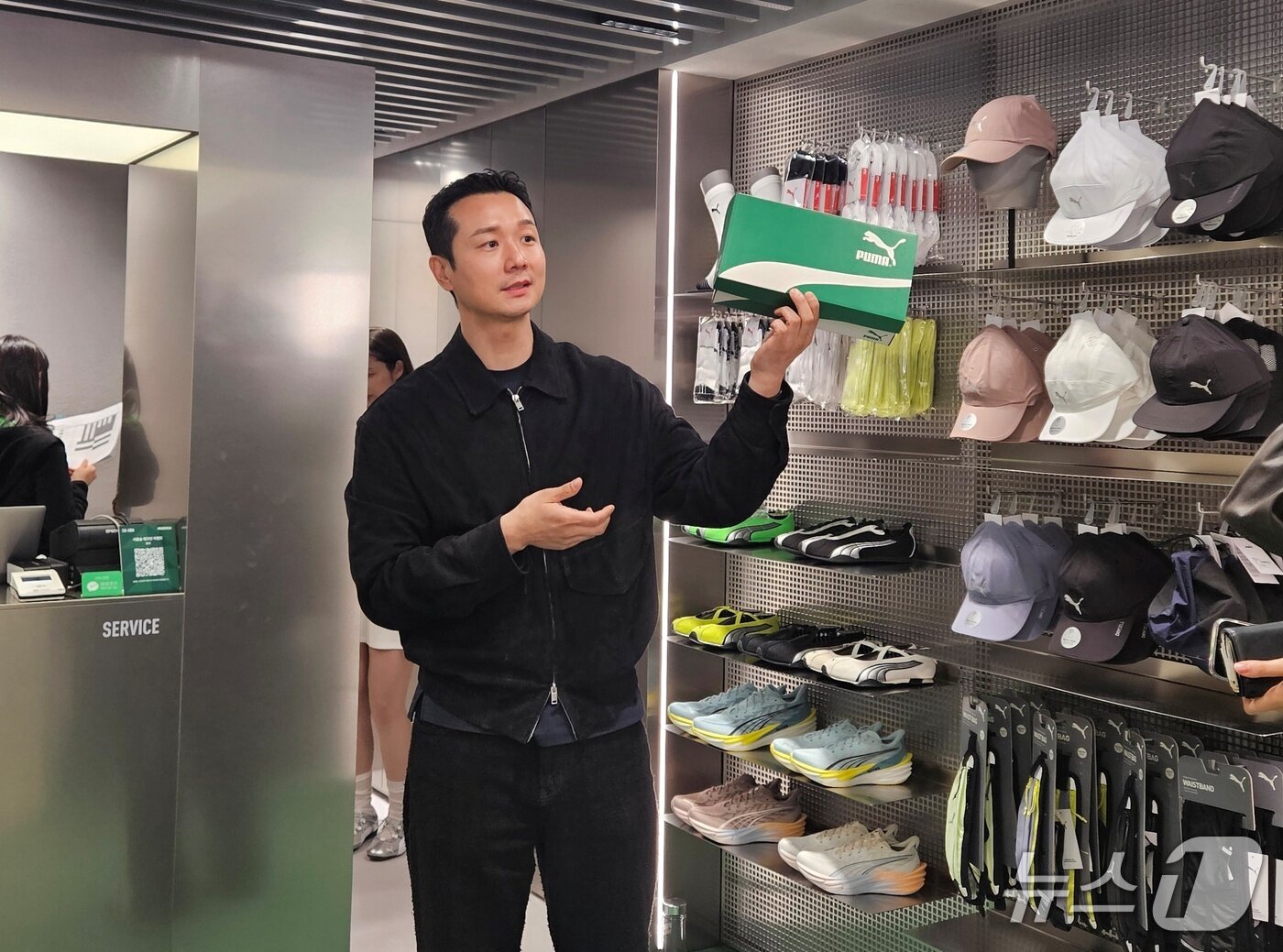 본문 이미지 - 이승훈 푸마코리아 마케팅 이사가 2일 오후 스니커 박스 성수점에 대한 설명을 이어가고 있다. 2026.4.2 ⓒ 뉴스1 박혜연 기자