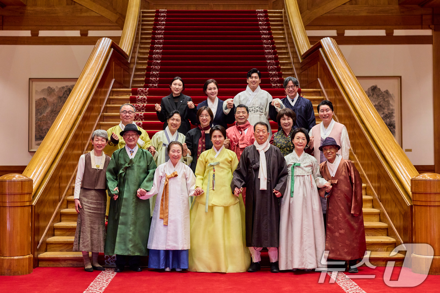 (서울=뉴스1) 이재명 기자 = 김혜경 여사가 2일 청와대에서 열린 한복생활 유네스코 등재추진단 차담회에서 참석자들과 기념촬영을 하고 있다. (청와대 제공. 재판매 및 DB 금지) …