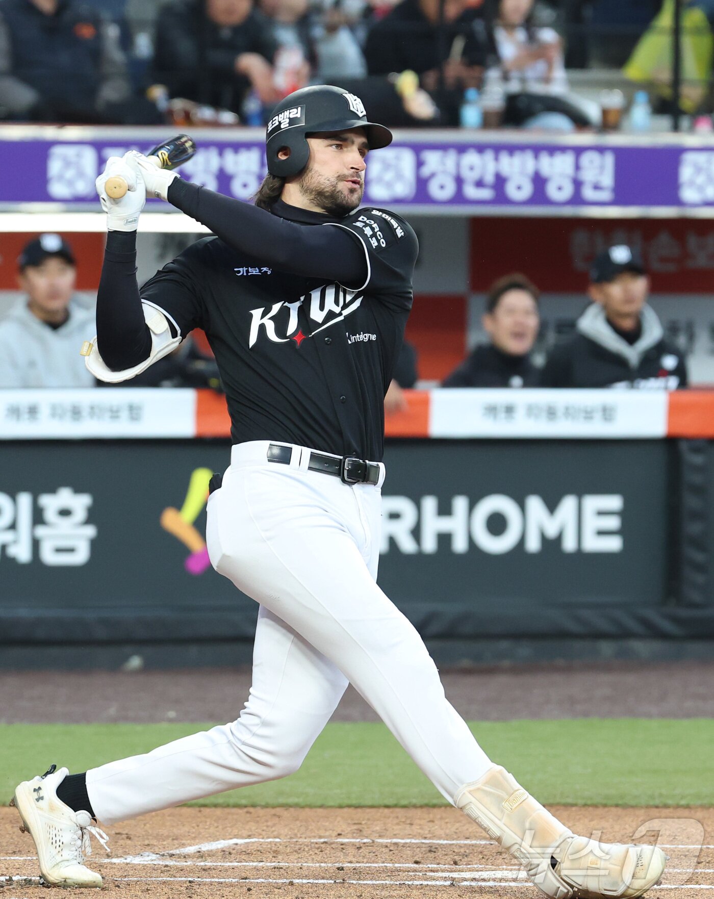 본문 이미지 - 2일 대전 한화생명볼파크에서 열린 2026 신한 SOL KBO리그 KT 위즈와 한화 이글스의 경기에서 KT 힐리어드가 타격하고 있다. 2026.4.2 ⓒ 뉴스1 김기남 기자