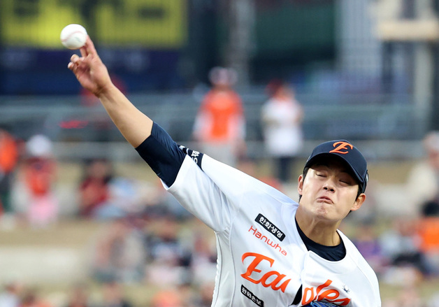 투구하는 문동주