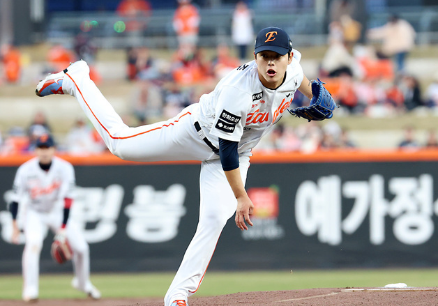 선발 투구하는 문동주