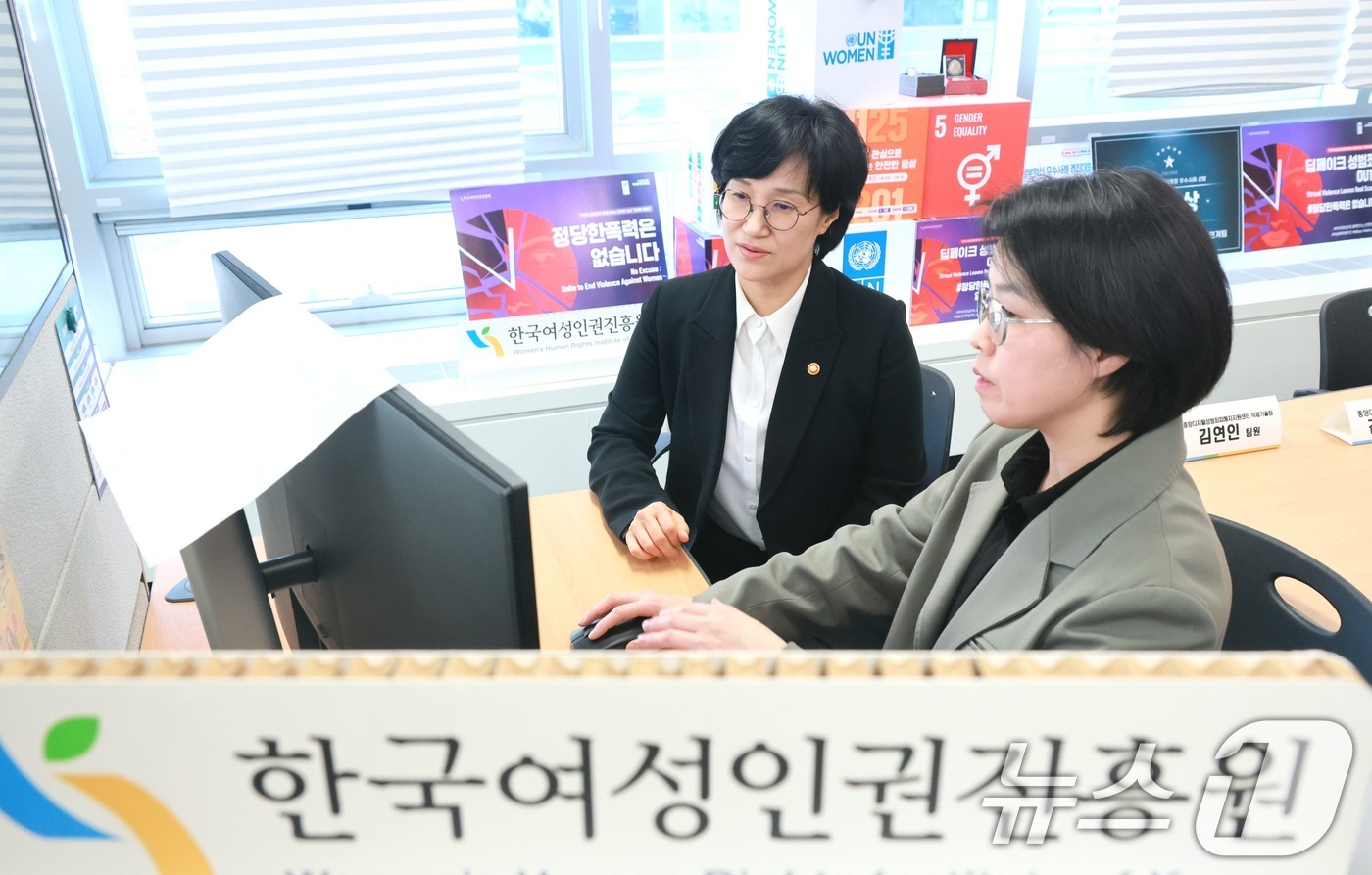 (서울=뉴스1) = 원민경 성평등가족부 장관이 2일 오후 서울 중구 중앙디지털성범죄피해자지원센터를 방문해 신규 도입되는 AI기반의 디지털성범죄 대응 시스템을 점검하고 있다. (성평 …