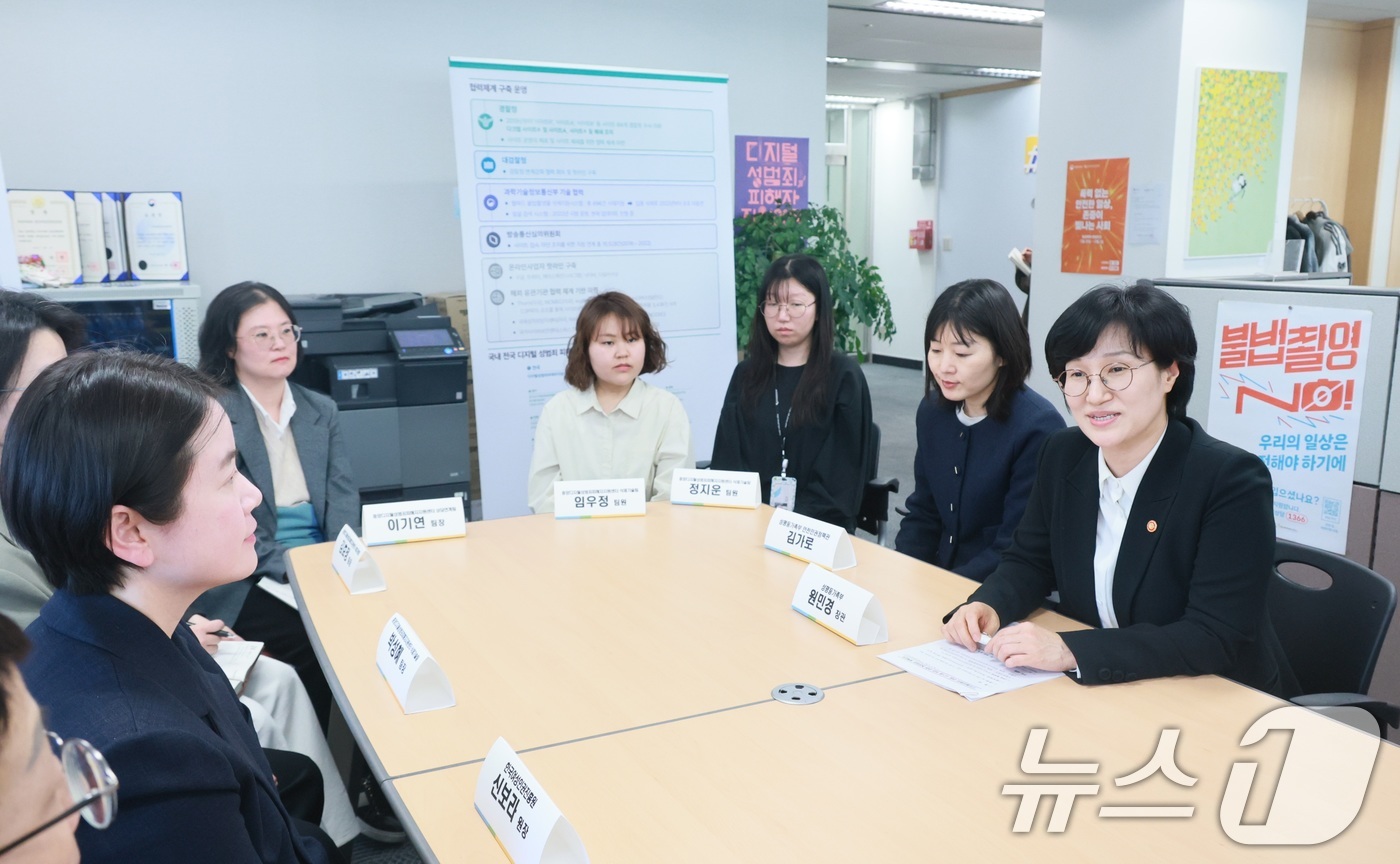 (서울=뉴스1) = 원민경 성평등가족부 장관이 2일 오후 서울 중구 중앙디지털성범죄피해자지원센터를 방문해 신규 도입되는 AI기반의 디지털성범죄 대응 시스템을 점검, 관계자들에게 신 …