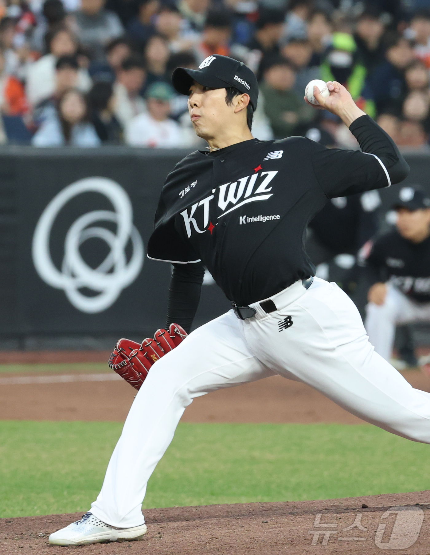 (대전=뉴스1) 김기남 기자 = 2일 대전 한화생명볼파크에서 열린 2026 신한 SOL KBO리그 KT 위즈와 한화 이글스의 경기에서 KT 오원석이 선발 투구하고 있다. 2026. …