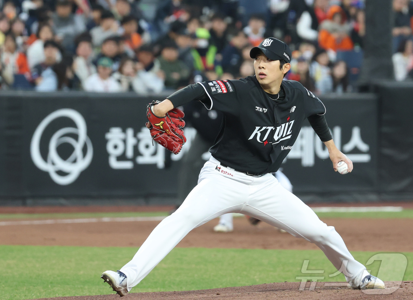 (대전=뉴스1) 김기남 기자 = 2일 대전 한화생명볼파크에서 열린 2026 신한 SOL KBO리그 KT 위즈와 한화 이글스의 경기에서 KT 오원석이 선발 투구하고 있다. 2026. …