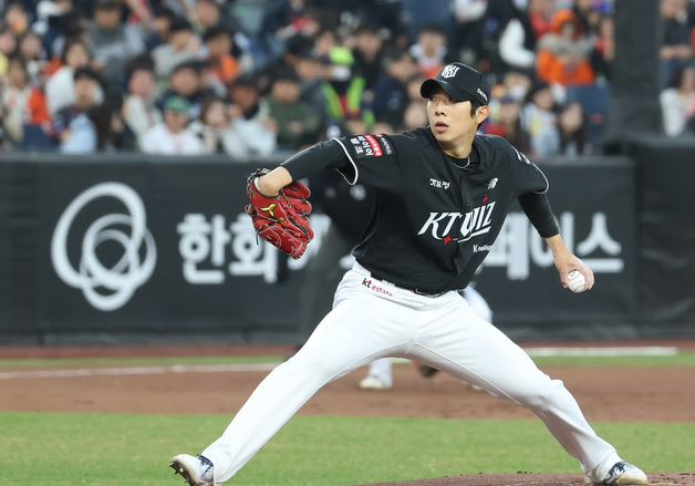 선발 투구하는 오원석