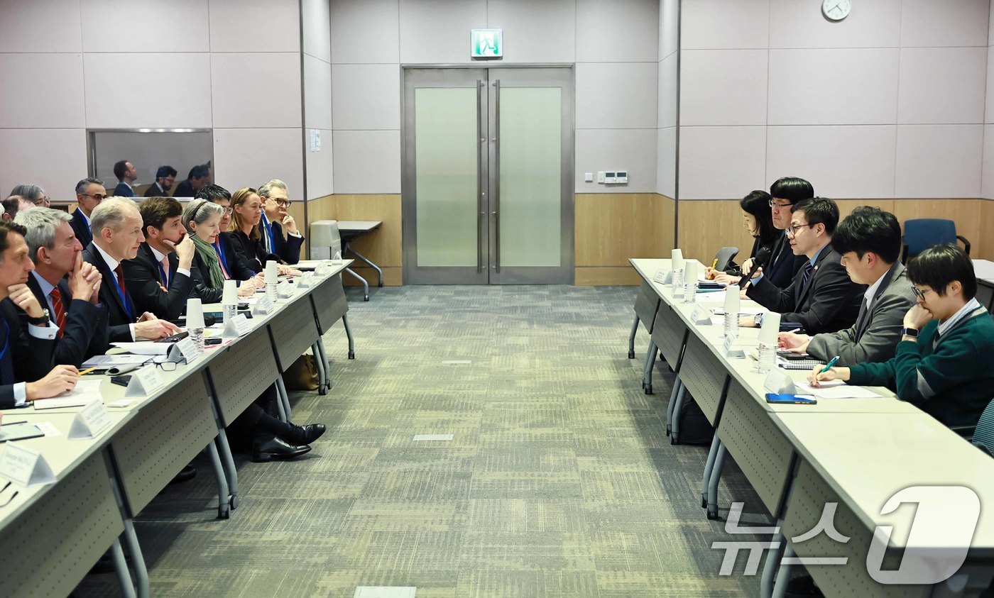 (서울=뉴스1) = 여한구 산업통상부 통상교섭본부장이 2일 오후 서울 여의도 FKI타워에서 프랑수아 자코(Francois Jackow) 위원장을 비롯한 프랑스 경제단체 MEDEF …