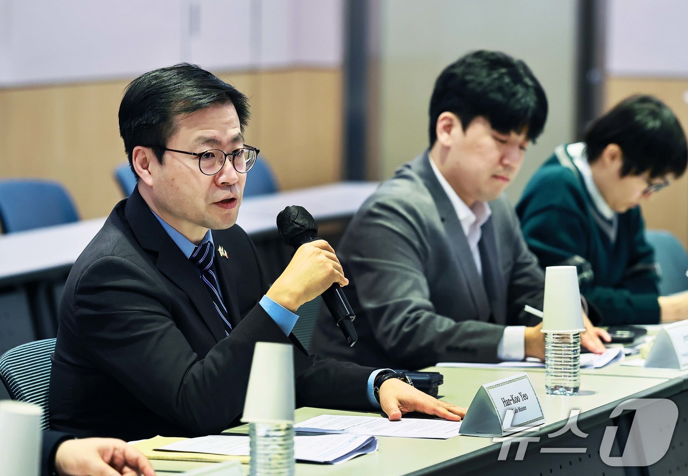 (서울=뉴스1) = 여한구 산업통상부 통상교섭본부장이 2일 오후 서울 여의도 FKI타워에서 프랑수아 자코(Francois Jackow) 위원장을 비롯한 프랑스 경제단체 MEDEF …