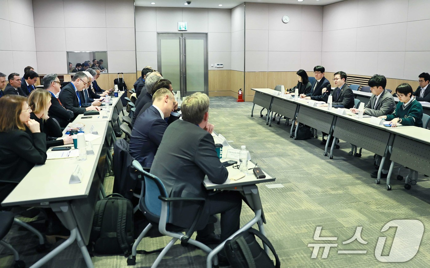 (서울=뉴스1) = 여한구 산업통상부 통상교섭본부장이 2일 오후 서울 여의도 FKI타워에서 프랑수아 자코(Francois Jackow) 위원장을 비롯한 프랑스 경제단체 MEDEF …