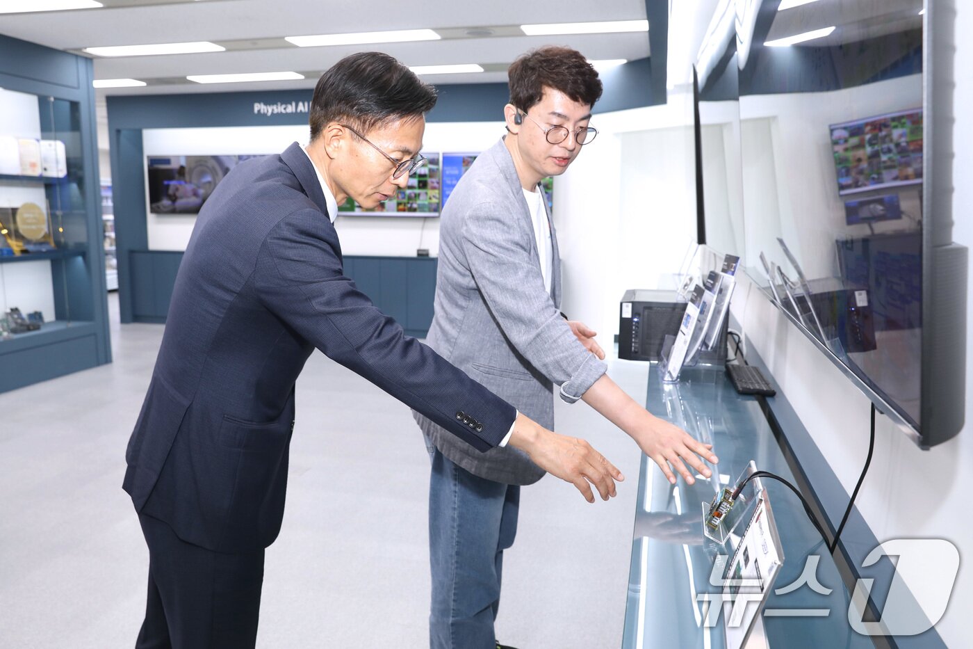 본문 이미지 - 김용선 지식재산처장이 2일 오후 경기 성남시에 위치한 AI 반도체 전문기업 딥엑스를 찾아 제품에 대한 설명을 듣고 있다. (지식재산처 제공. 재판매 및 DB 금지) 2026.4.2 ⓒ 뉴스1