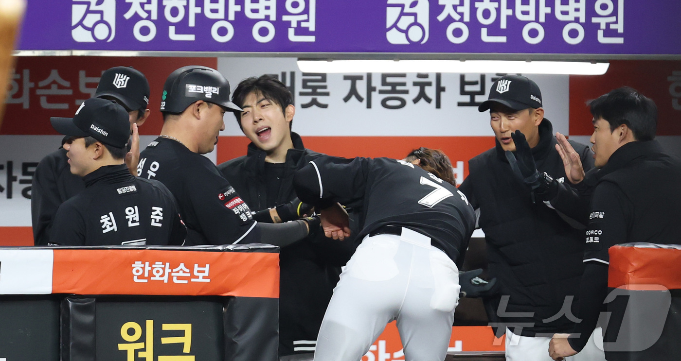 (대전=뉴스1) 김기남 기자 = 2일 대전 한화생명볼파크에서 열린 2026 신한 SOL KBO리그 KT 위즈와 한화 이글스의 경기 3회초 1사 만루 상황, KT 장성우가 만루 홈런 …