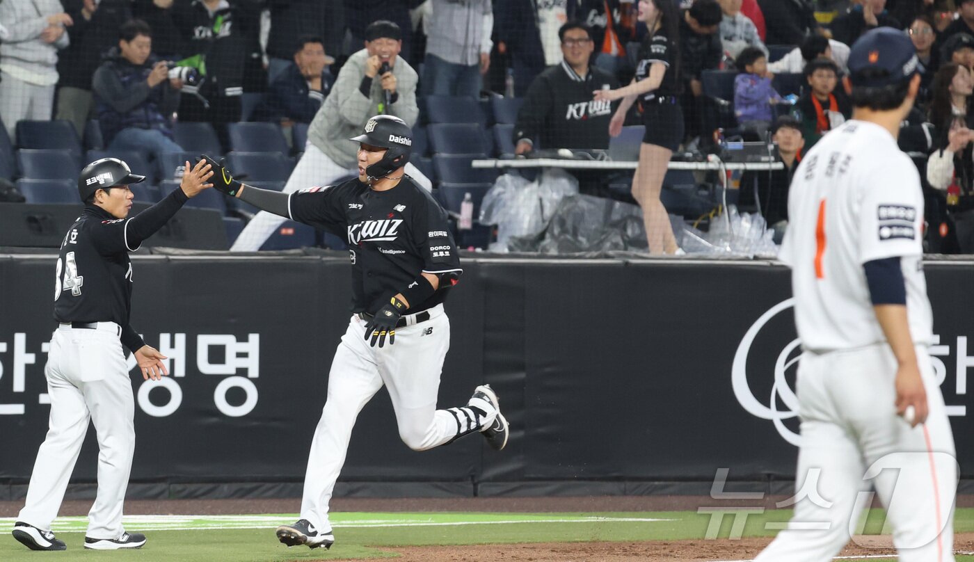 본문 이미지 - 2일 대전 한화생명볼파크에서 열린 2026 신한 SOL KBO리그 KT 위즈와 한화 이글스의 경기 3회초 1사 만루 상황, KT 장성우가 만루 홈런을 친 뒤 기뻐하고 있다. 2026.4.2 ⓒ 뉴스1 김기남 기자