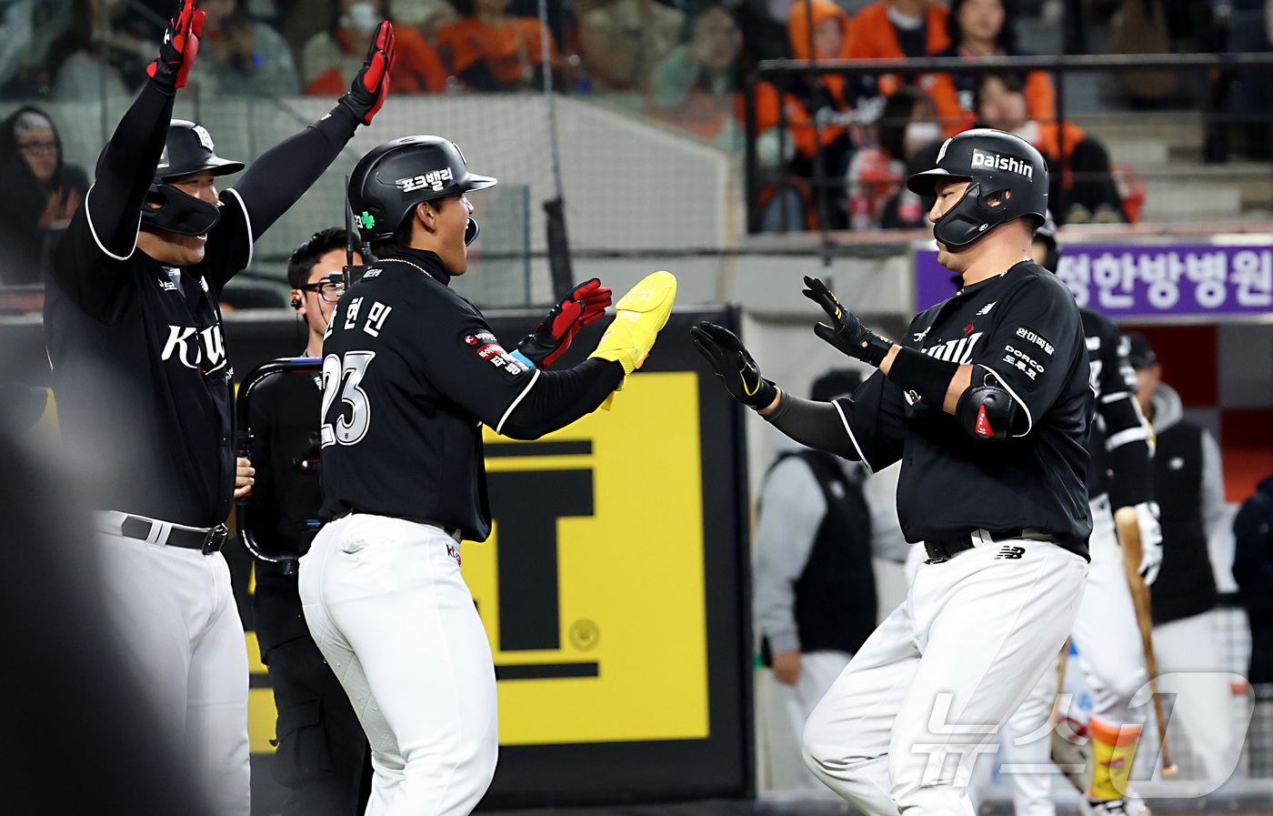 (대전=뉴스1) 김기남 기자 = 2일 대전 한화생명볼파크에서 열린 2026 신한 SOL KBO리그 KT 위즈와 한화 이글스의 경기 3회초 1사 만루 상황, KT 장성우가 만루 홈런 …