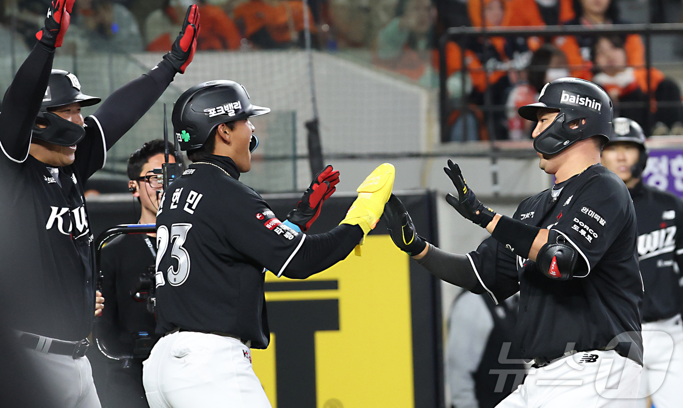 (대전=뉴스1) 김기남 기자 = 2일 대전 한화생명볼파크에서 열린 2026 신한 SOL KBO리그 KT 위즈와 한화 이글스의 경기 3회초 1사 만루 상황, KT 장성우가 만루 홈런 …