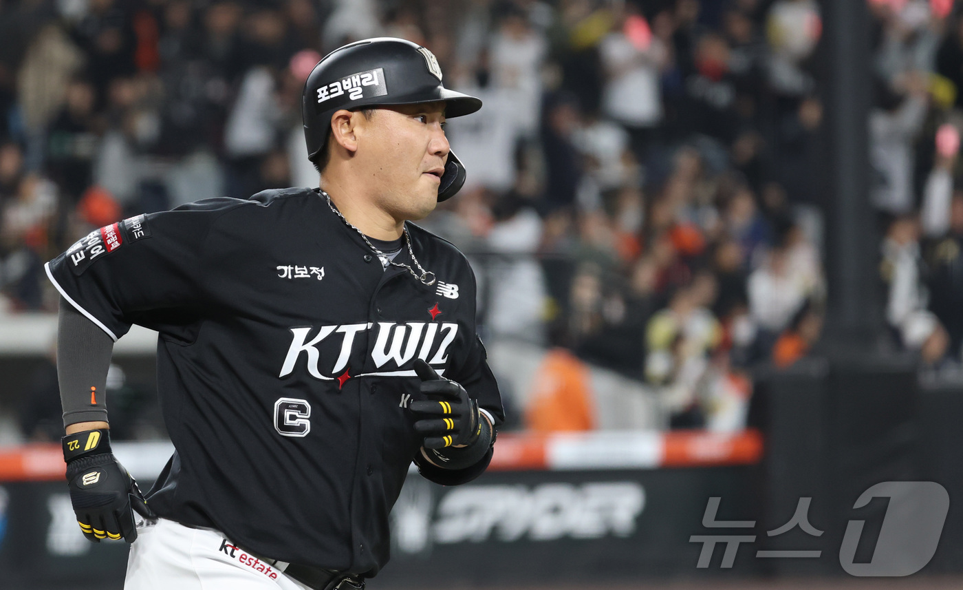 (대전=뉴스1) 김기남 기자 = 2일 대전 한화생명볼파크에서 열린 2026 신한 SOL KBO리그 KT 위즈와 한화 이글스의 경기 3회초 1사 만루 상황, KT 장성우가 만루 홈런 …