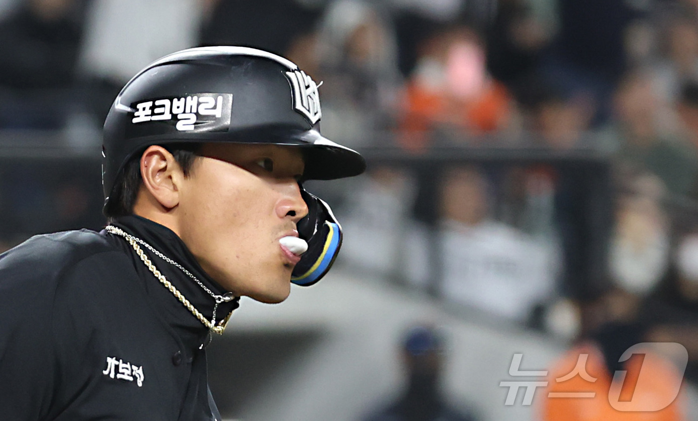 (대전=뉴스1) 김기남 기자 = 2일 대전 한화생명볼파크에서 열린 2026 신한 SOL KBO리그 KT 위즈와 한화 이글스의 경기 3회초 1사 1,3루 상황, KT 안현민이 1타점 …