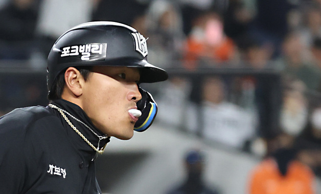 안현민 '선취 타점은 풍선껌과 함께'