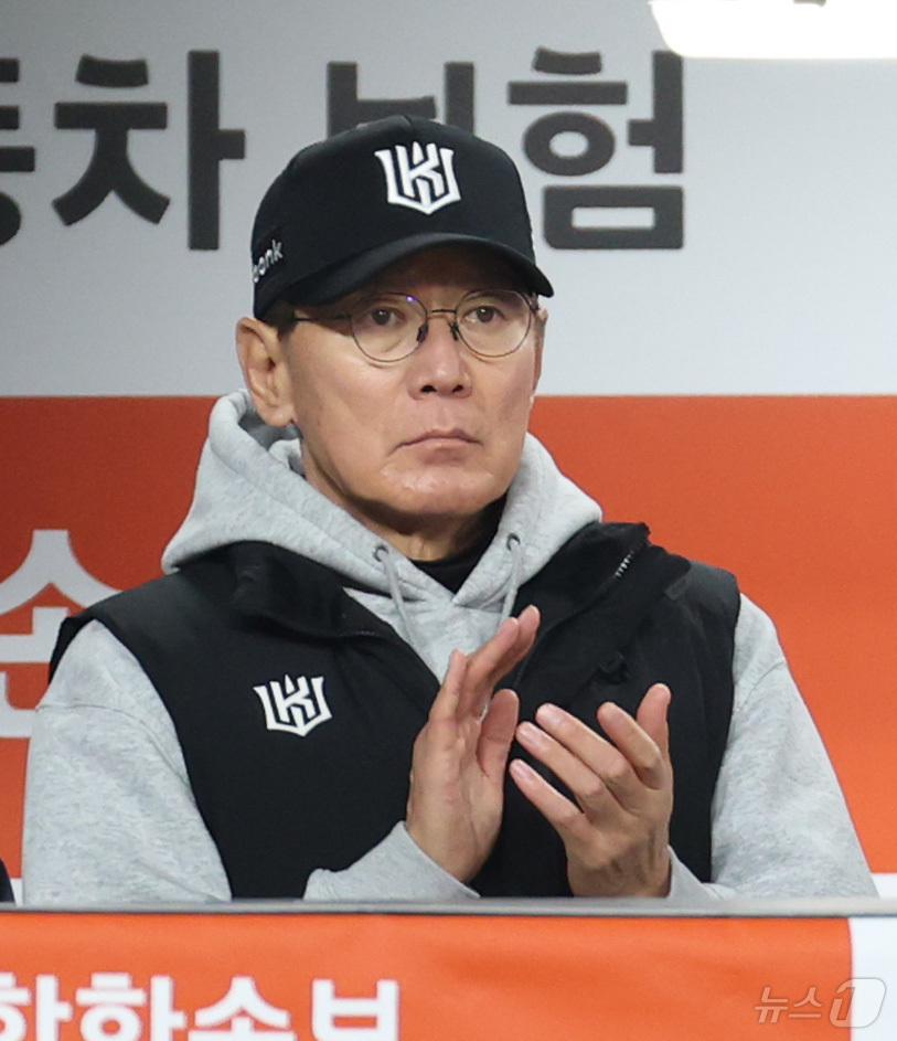 (대전=뉴스1) 김기남 기자 = 2일 대전 한화생명볼파크에서 열린 2026 신한 SOL KBO리그 KT 위즈와 한화 이글스의 경기에서 KT 이강철 감독이 경기를 지켜보며 선수들에게 …