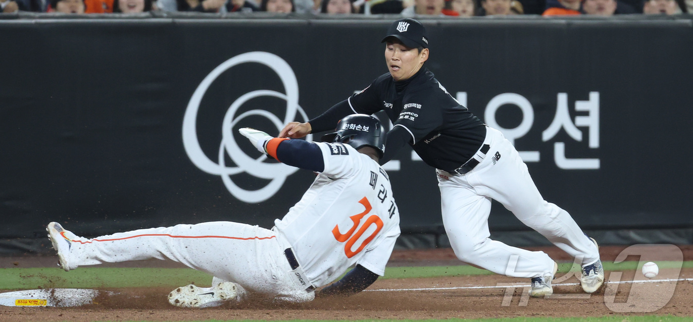 (대전=뉴스1) 김기남 기자 = 2일 대전 한화생명볼파크에서 열린 2026 신한 SOL KBO리그 KT 위즈와 한화 이글스의 경기 4회말 1사 1루 상황, 1루주자 한화 페라자가 …