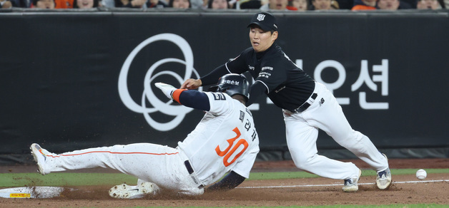 공은 빠졌는데...태그 아웃 시도하는 류현인