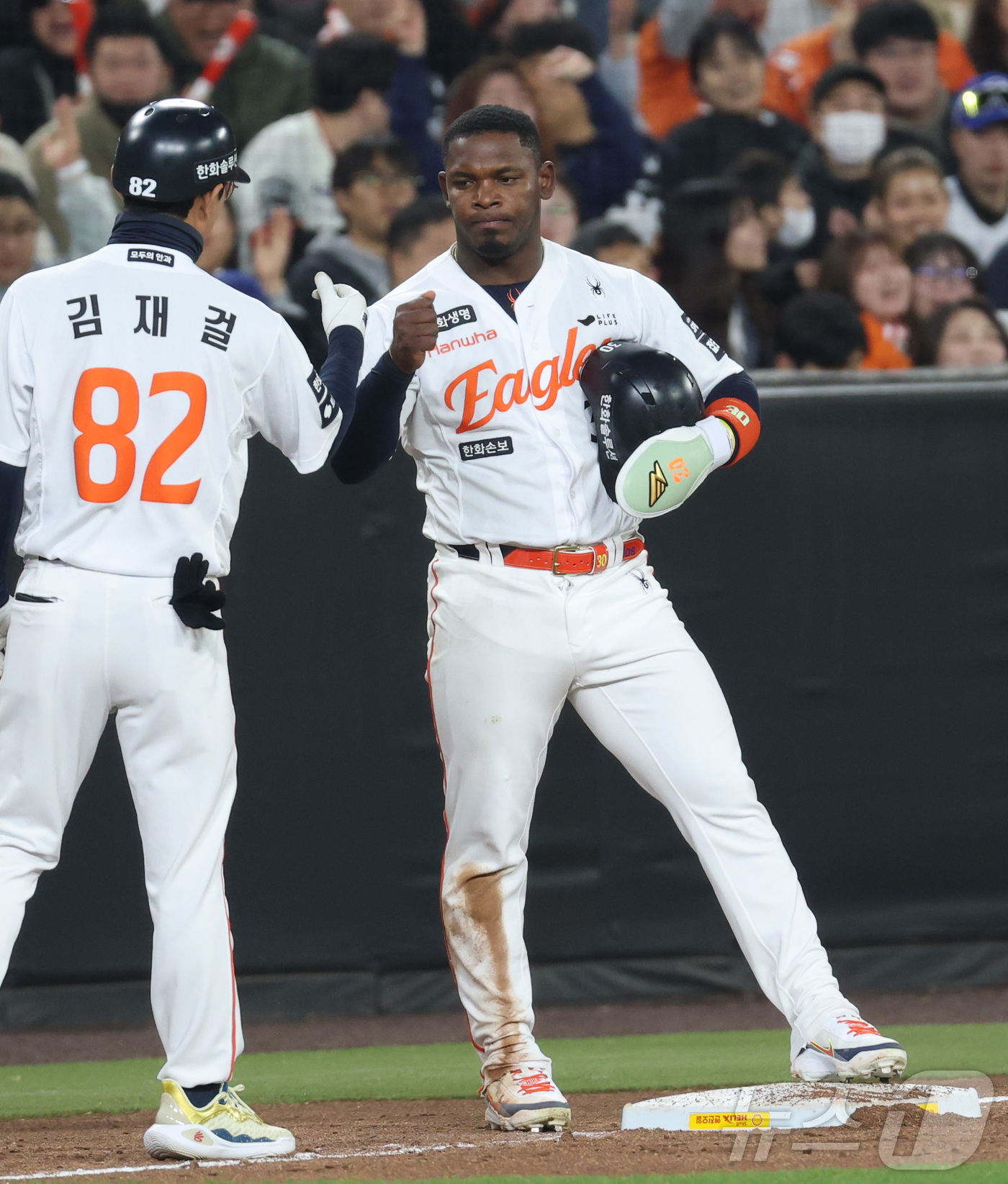 (대전=뉴스1) 김기남 기자 = 2일 대전 한화생명볼파크에서 열린 2026 신한 SOL KBO리그 KT 위즈와 한화 이글스의 경기 4회말 1사 1루 상황, 1루주자 한화 페라자가 …
