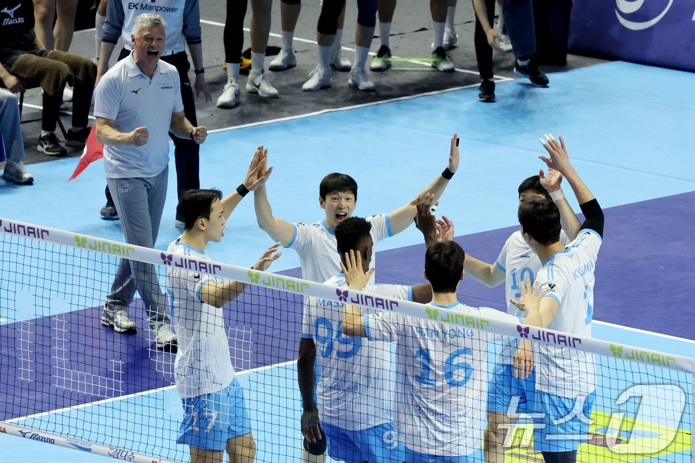 (인천=뉴스1) 이광호 기자 = 2일 오후 인천 계양체육관에서 열린 프로배구 2025-2026 V리그 남자부 챔피언 결정전 1차전 대한항공과 현대캐피탈의 경기, 대한항공 선수들이 …