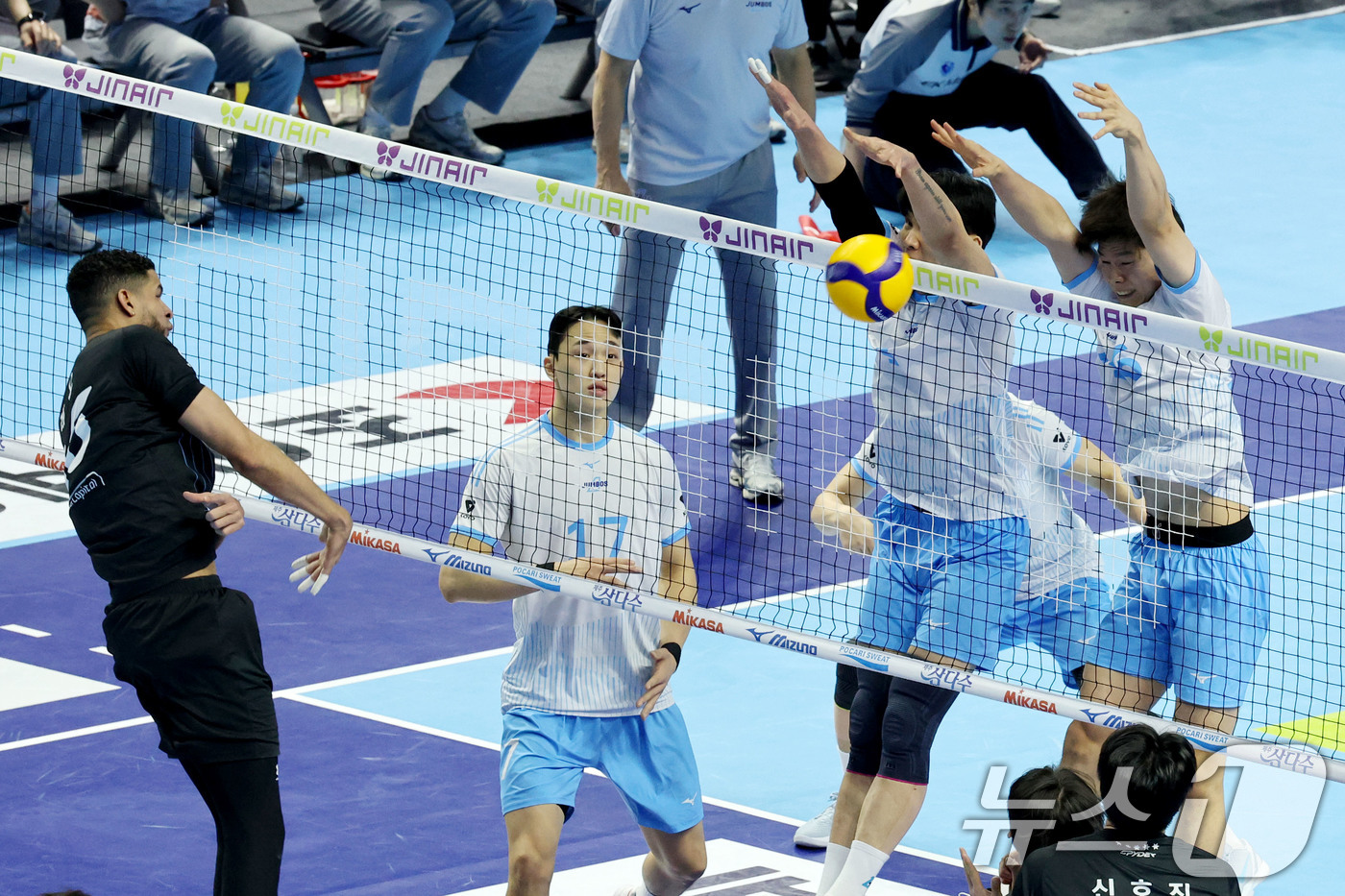 (인천=뉴스1) 이광호 기자 = 2일 오후 인천 계양체육관에서 열린 프로배구 2025-2026 V리그 남자부 챔피언 결정전 1차전 대한항공과 현대캐피탈의 경기, 대한항공 한선수와 …