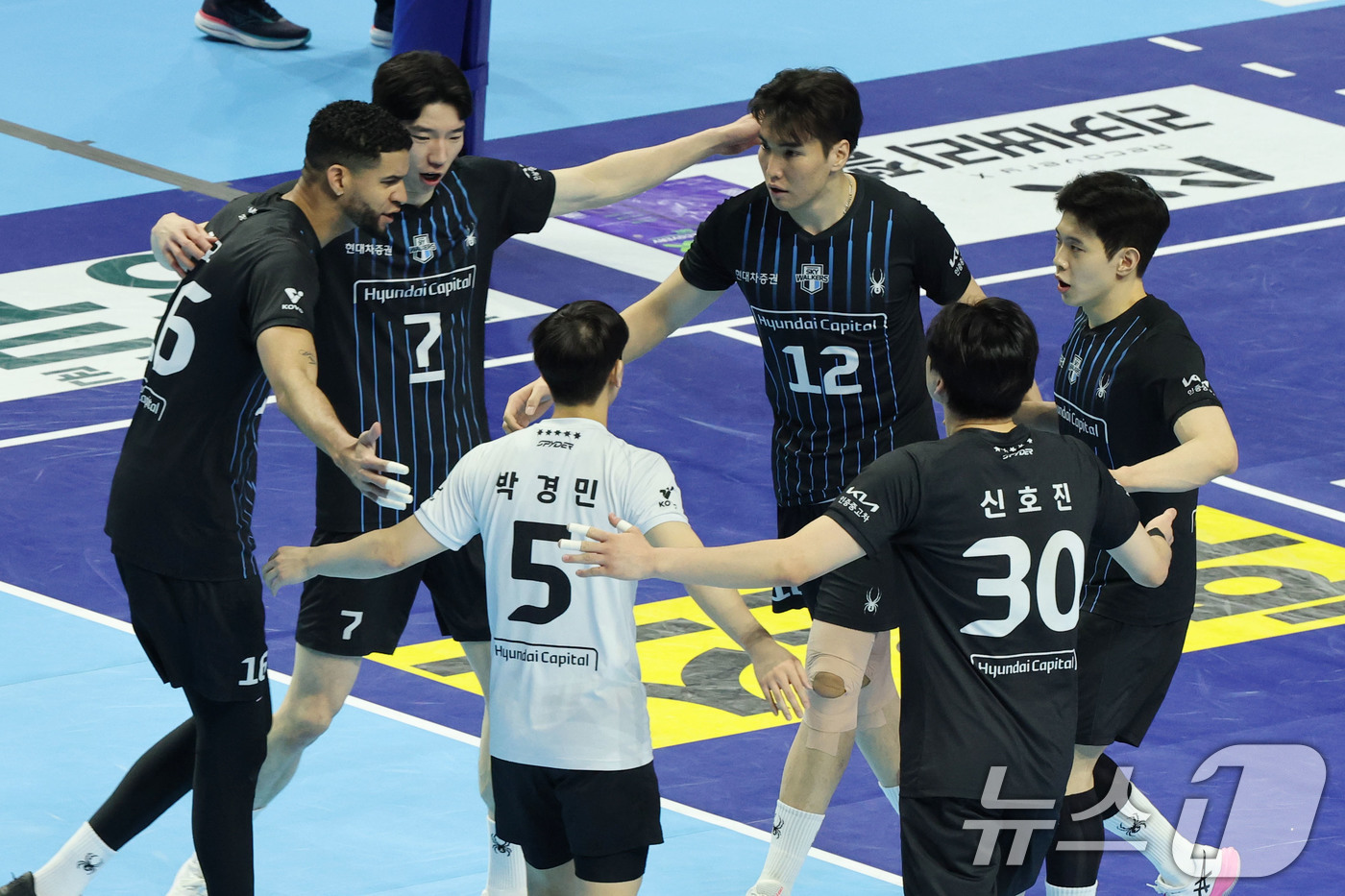 (인천=뉴스1) 이광호 기자 = 2일 오후 인천 계양체육관에서 열린 프로배구 2025-2026 V리그 남자부 챔피언 결정전 1차전 대한항공과 현대캐피탈의 경기, 현대캐피탈 선수들이 …