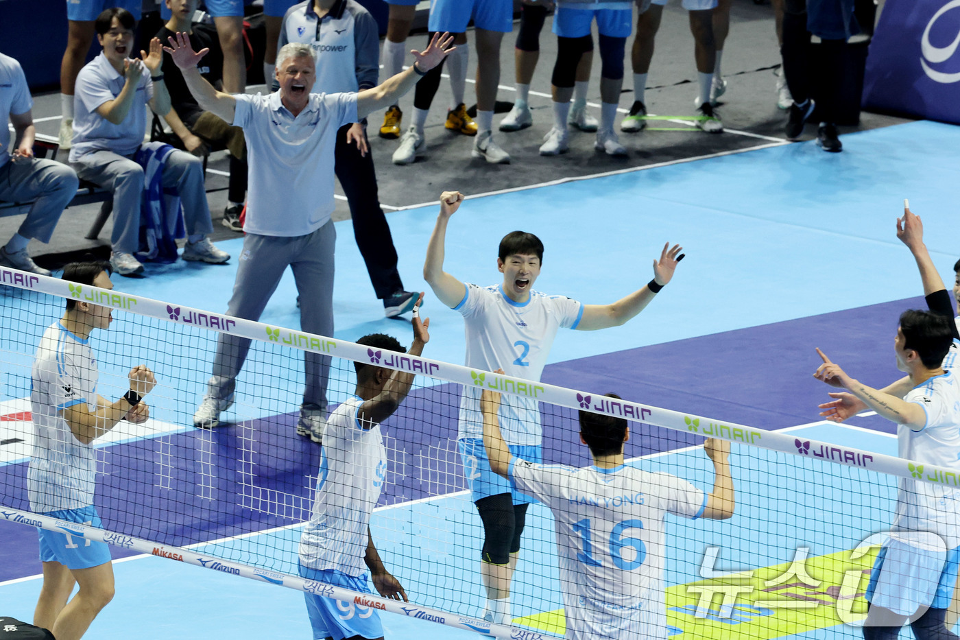 (인천=뉴스1) 이광호 기자 = 2일 오후 인천 계양체육관에서 열린 프로배구 2025-2026 V리그 남자부 챔피언 결정전 1차전 대한항공과 현대캐피탈의 경기, 대한항공 선수들이 …