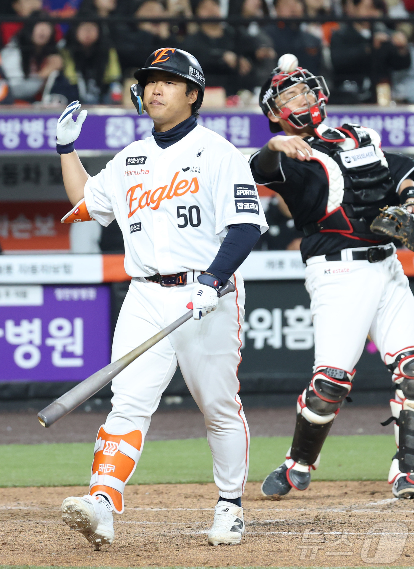 (대전=뉴스1) 김기남 기자 = 2일 대전 한화생명볼파크에서 열린 2026 신한 SOL KBO리그 KT 위즈와 한화 이글스의 경기 4회말 2사 3루 상황, 한화 강백호가 삼진으로 …