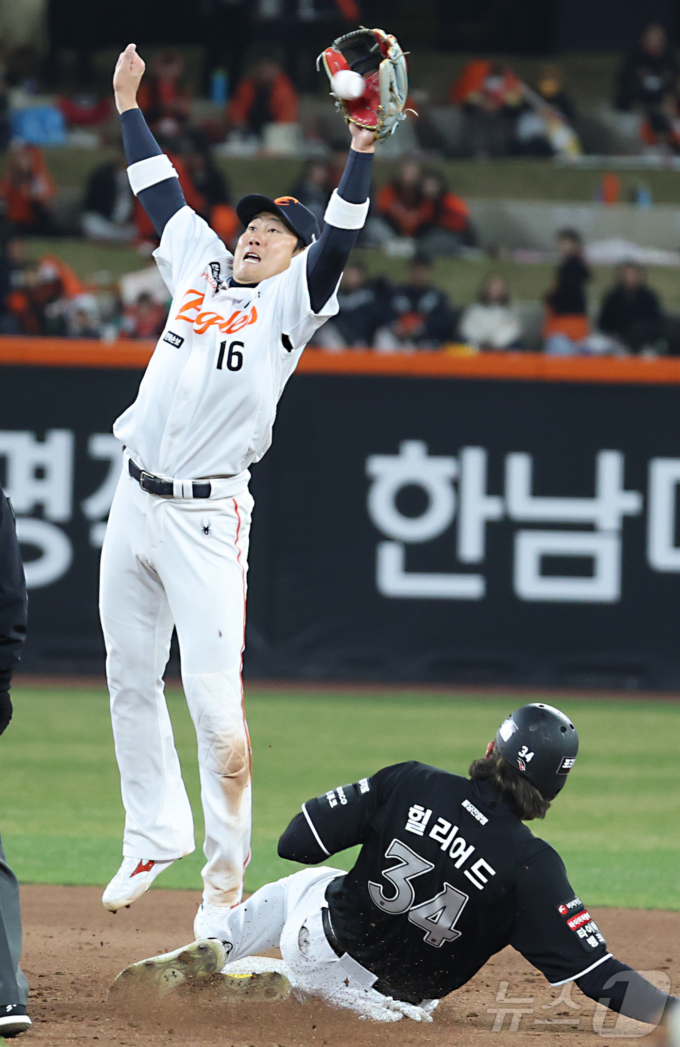 (대전=뉴스1) 김기남 기자 = 2일 대전 한화생명볼파크에서 열린 2026 신한 SOL KBO리그 KT 위즈와 한화 이글스의 경기에서 5회초 KT 1루주자 힐리어드가 무사에 도루를 …