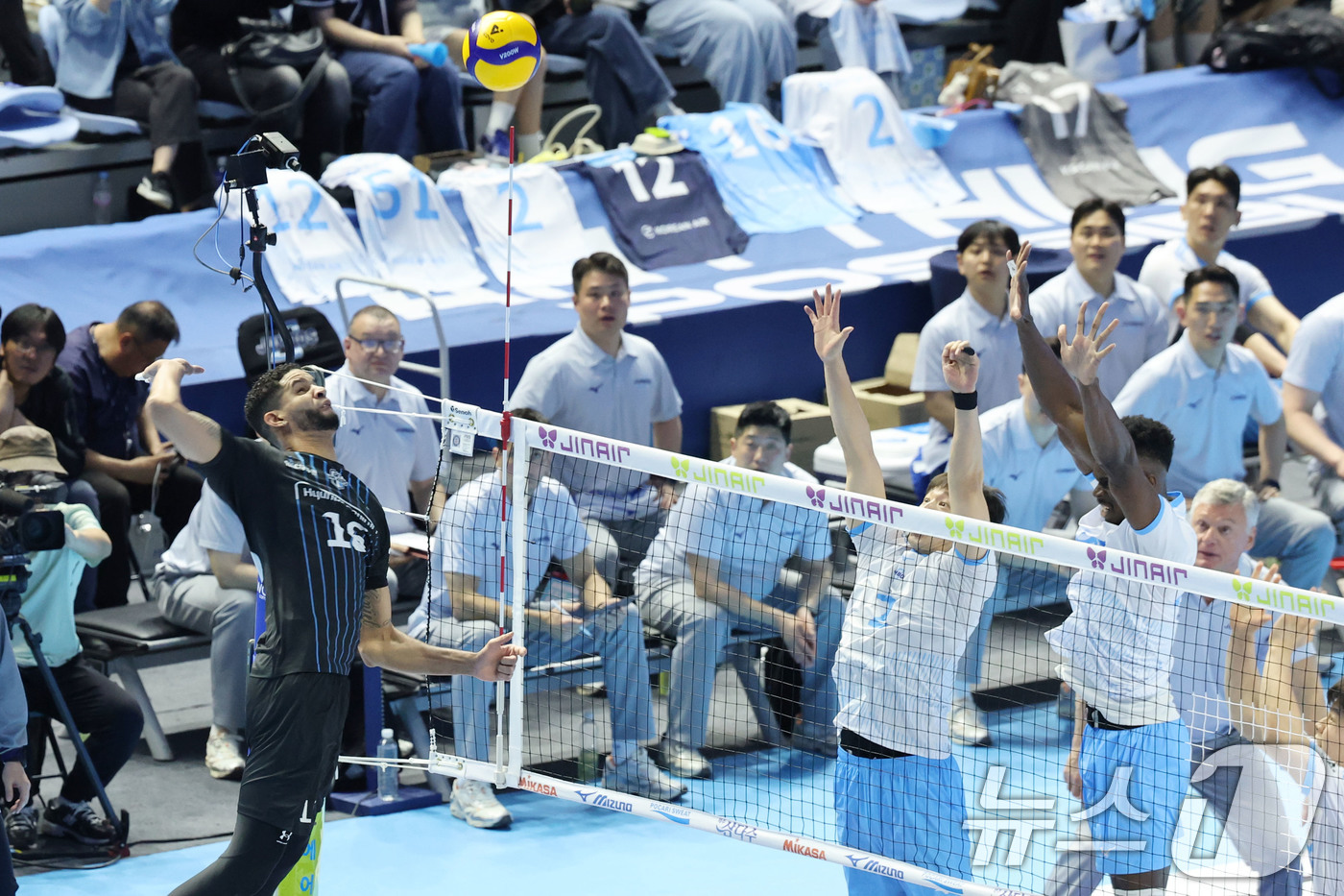 (인천=뉴스1) 이광호 기자 = 2일 오후 인천 계양체육관에서 열린 프로배구 2025-2026 V리그 남자부 챔피언 결정전 1차전 대한항공과 현대캐피탈의 경기, 현대캐피탈 레오가 …