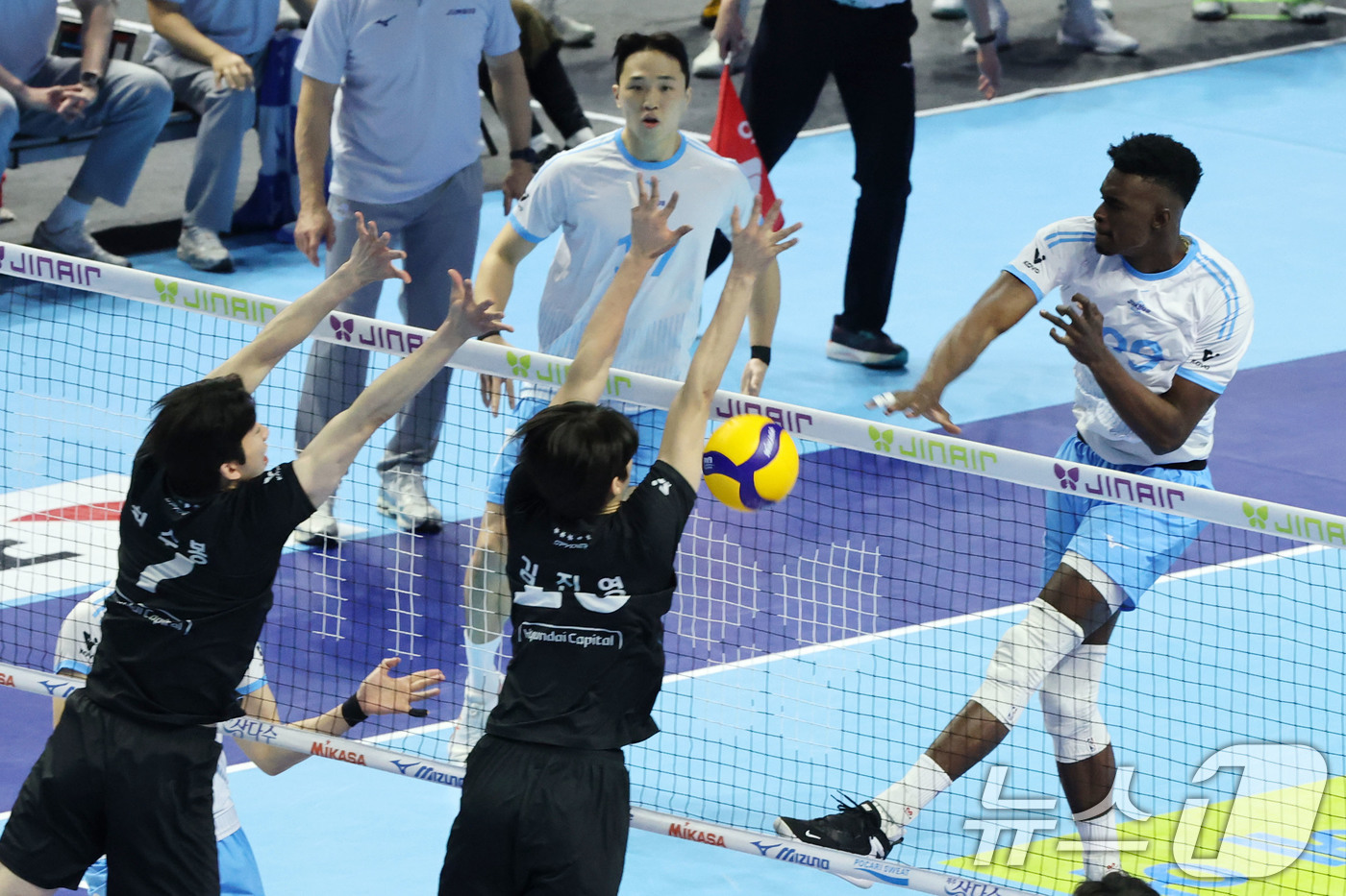 (인천=뉴스1) 이광호 기자 = 2일 오후 인천 계양체육관에서 열린 프로배구 2025-2026 V리그 남자부 챔피언 결정전 1차전 대한항공과 현대캐피탈의 경기, 대한항공 마쏘가 스 …