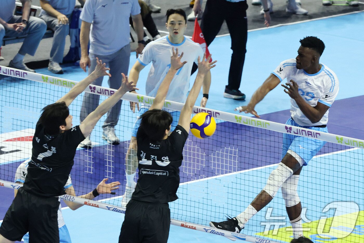 본문 이미지 - 2일 오후 인천 계양체육관에서 열린 프로배구 2025-2026 V리그 남자부 챔피언 결정전 1차전 대한항공과 현대캐피탈의 경기, 대한항공 마쏘가 스파이크 공격을 하고 있다. 2026.4.2 ⓒ 뉴스1 이광호 기자