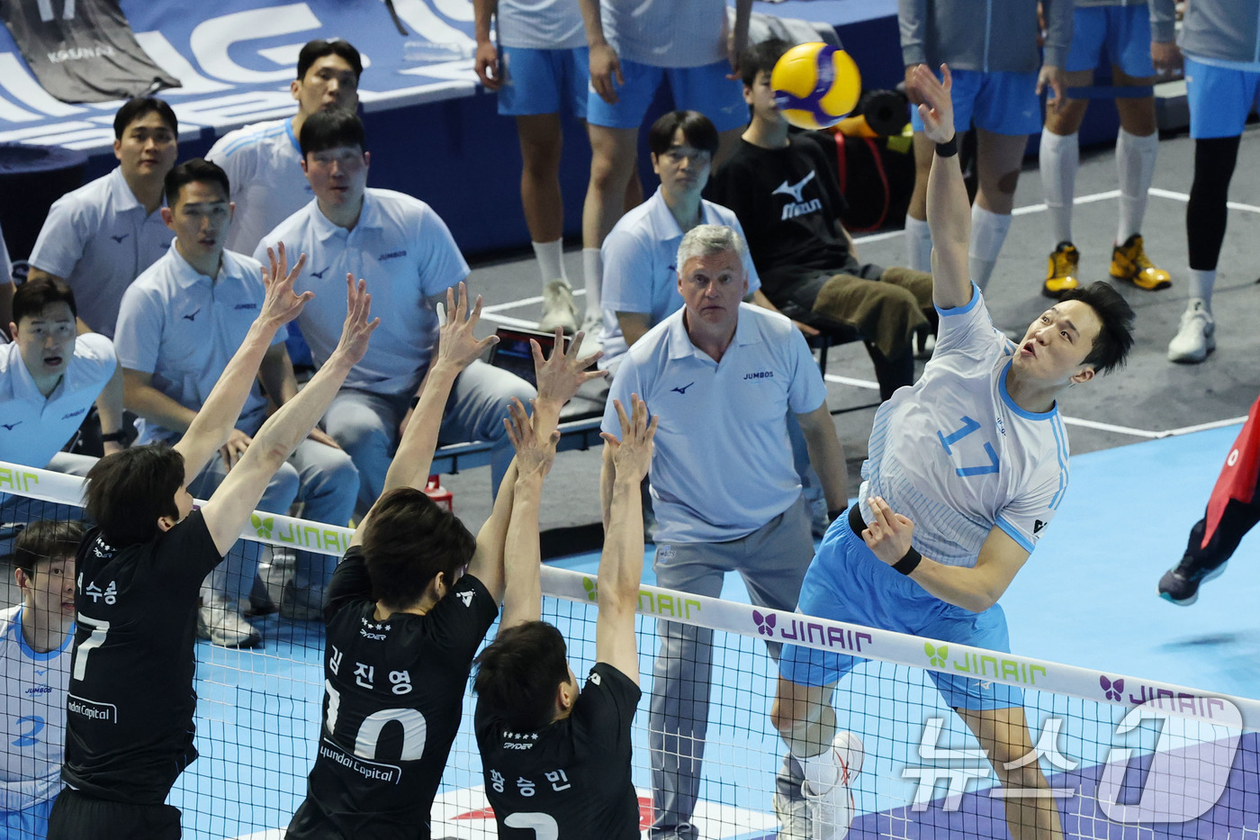 (인천=뉴스1) 이광호 기자 = 2일 오후 인천 계양체육관에서 열린 프로배구 2025-2026 V리그 남자부 챔피언 결정전 1차전 대한항공과 현대캐피탈의 경기, 대한항공 임동혁이 …