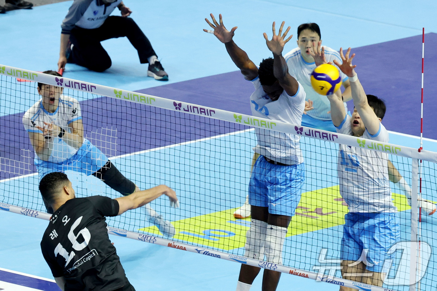 (인천=뉴스1) 이광호 기자 = 2일 오후 인천 계양체육관에서 열린 프로배구 2025-2026 V리그 남자부 챔피언 결정전 1차전 대한항공과 현대캐피탈의 경기, 대한항공 마쏘와 정 …