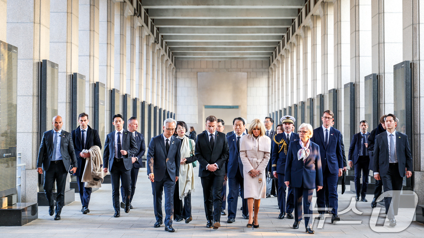 (서울=뉴스1) = 에마뉘엘 마크롱 프랑스 대통령과 브리지트 마크롱 여사가 2일 오후 서울 용산구 전쟁기념관을 방문, 권오을 국가보훈부 장관과 함께 국군 전사자 명비를 둘러보고 있 …