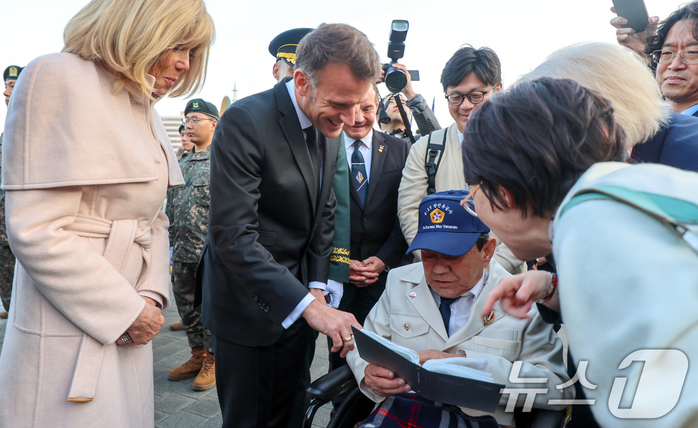 (서울=뉴스1) = 에마뉘엘 마크롱 프랑스 대통령이 2일 오후 서울 용산구 전쟁기념관을 방문, 이병선 참전용사를 만나 감사의 인사를 전하고 있다. (국가보훈부 제공. 재판매 및 D …