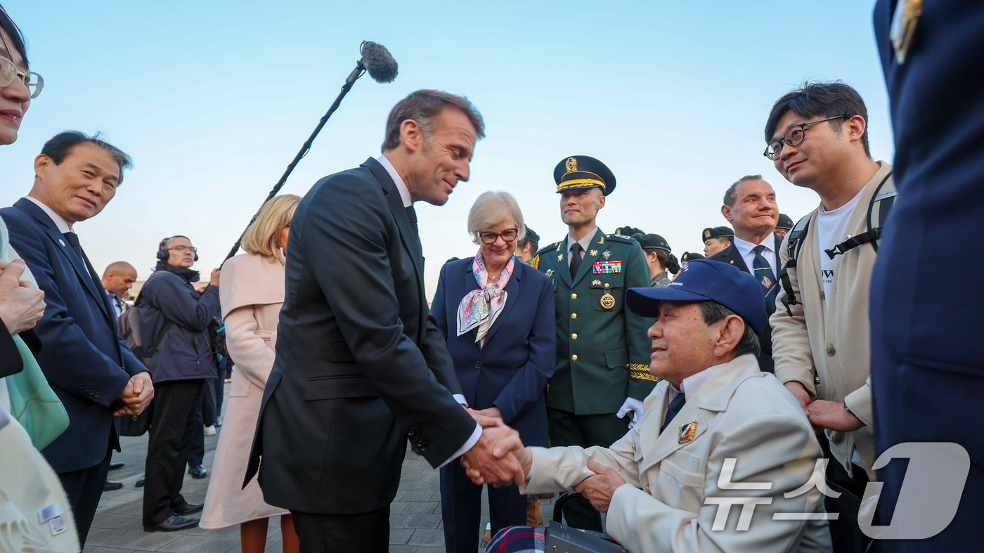 (서울=뉴스1) = 에마뉘엘 마크롱 프랑스 대통령이 2일 오후 서울 용산구 전쟁기념관을 방문, 이병선 참전용사를 만나 감사의 인사를 전하고 있다. (국가보훈부 제공. 재판매 및 D …