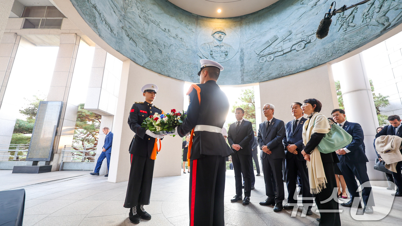 (서울=뉴스1) = 에마뉘엘 마크롱 프랑스 대통령이 2일 오후 서울 용산구 전쟁기념관을 방문, 권오을 국가보훈부 장관과 함께 국군 전사자 명비를 둘러보고 있다. (국가보훈부 제공. …