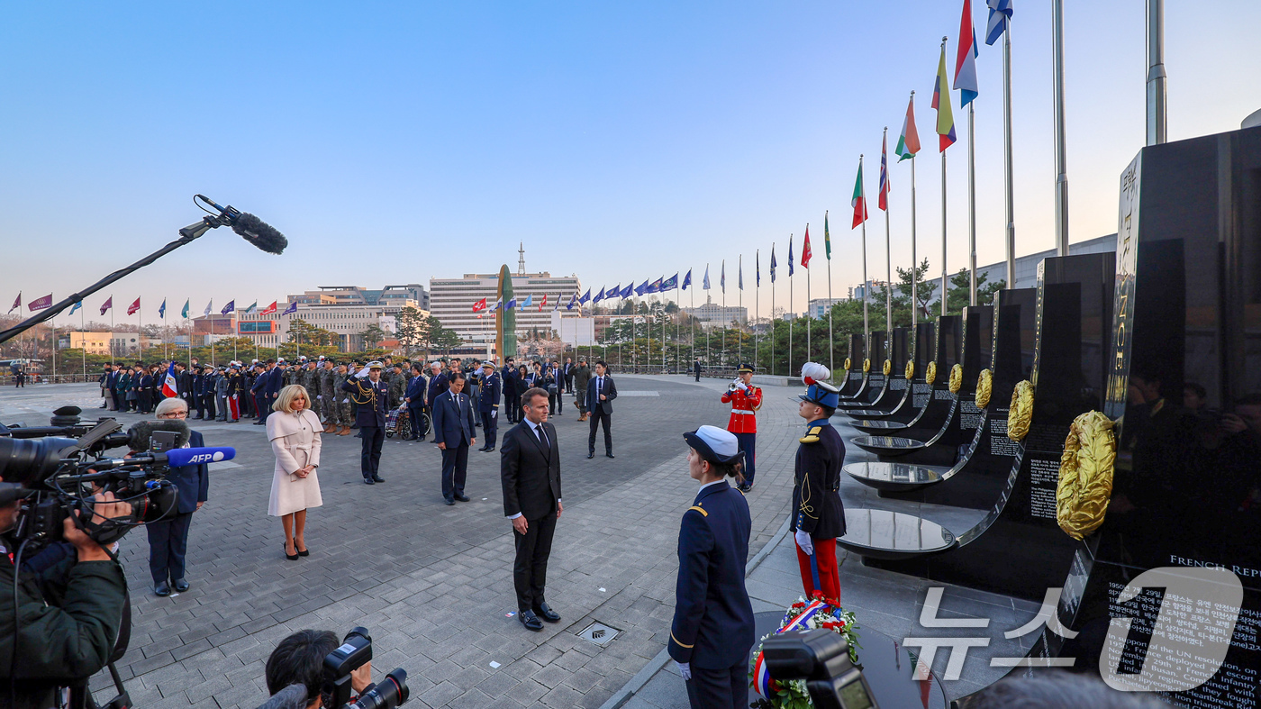 (서울=뉴스1) = 에마뉘엘 마크롱 프랑스 대통령이 2일 오후 서울 용산구 전쟁기념관 평화의광장을 찾아 프랑스참전비에 헌화를 하고 있다. (국가보훈부 제공. 재판매 및 DB 금지) …