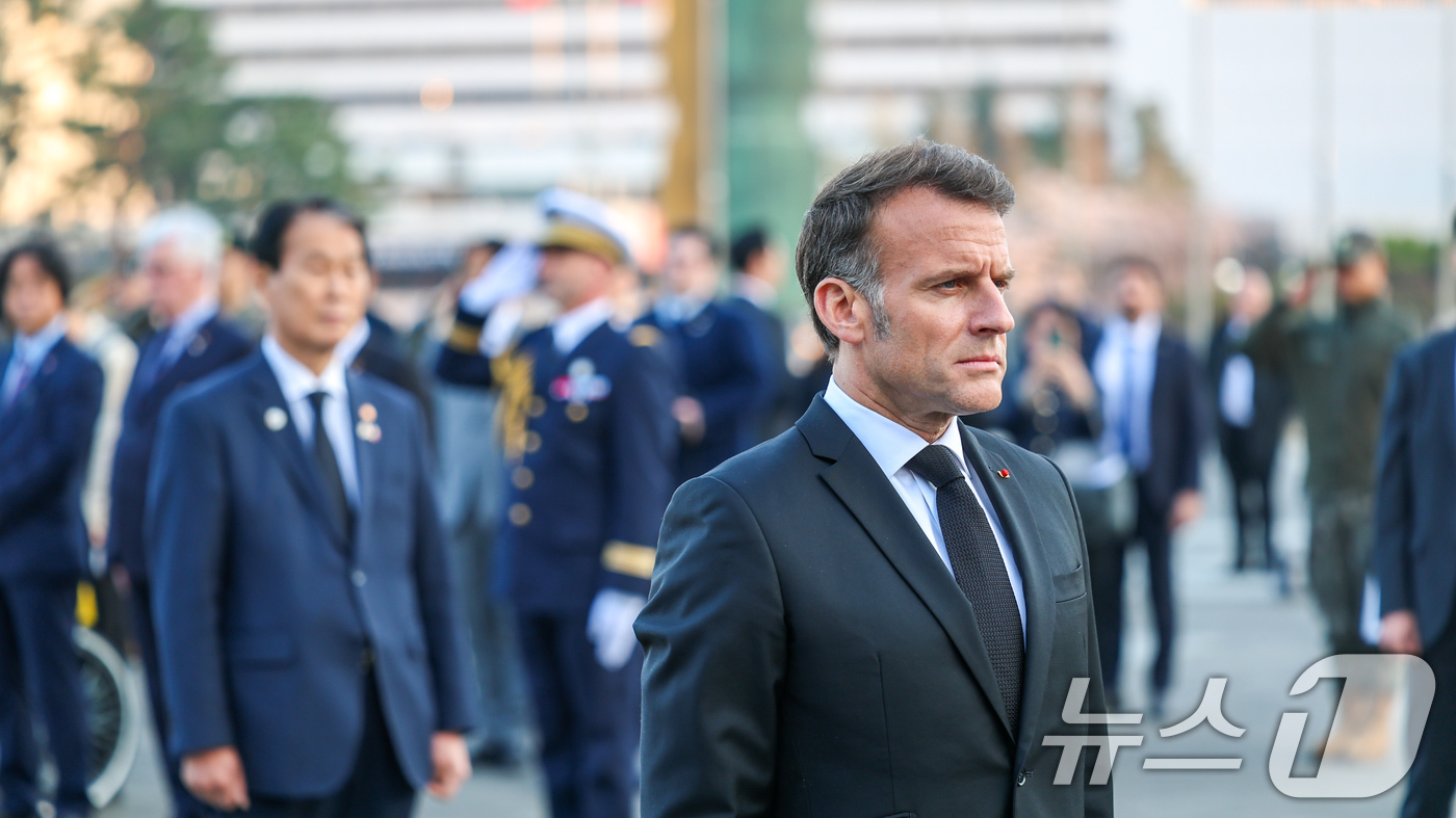 (서울=뉴스1) = 에마뉘엘 마크롱 프랑스 대통령이 2일 오후 서울 용산구 전쟁기념관 평화의광장을 찾아 프랑스참전비에 헌화를 하고 있다. (국가보훈부 제공. 재판매 및 DB 금지) …