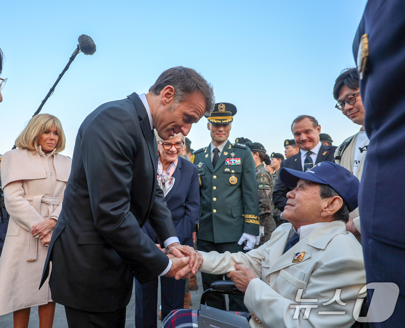 (서울=뉴스1) = 에마뉘엘 마크롱 프랑스 대통령이 2일 오후 서울 용산구 전쟁기념관을 방문, 이병선 참전용사를 만나 감사의 인사를 전하고 있다. (국가보훈부 제공. 재판매 및 D …