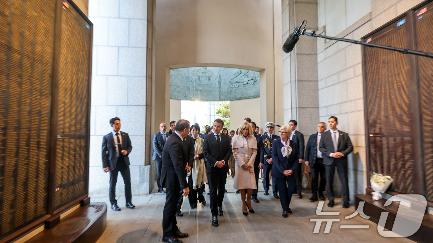 (서울=뉴스1) = 에마뉘엘 마크롱 프랑스 대통령과 브리지트 마크롱 여사가 2일 오후 서울 용산구 전쟁기념관을 방문, 권오을 국가보훈부 장관과 함께 국군 전사자 명비를 둘러보고 있 …